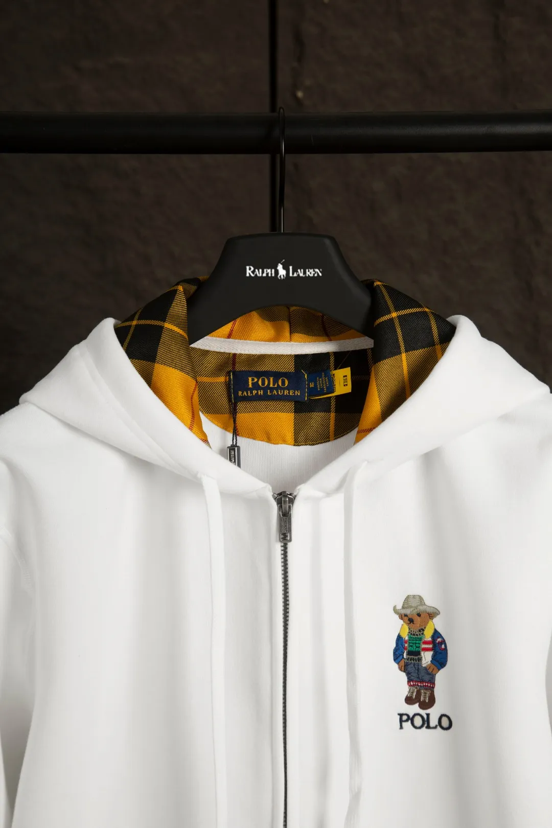 P270 Actual photo [Popular item] Style number: 25104# Color: Navy blue/hemp gray/white Size: S to XL - Ralph Lauren/Ralph Lauren 2025AW Autumn and Winter Bear series stacked topstitch design plaid inner cardigan zipper sweatshirt - Original workmanship consistent Professional four-needle six-thread topstitch design ✅ - Face 370g double-sided cotton heavyweight fabric Contrast color yarn-dyed plaid lining ✅| - Highly restored customized brand zipper 0.8 pure cotton high-density hook and loop hat cord ✅ -RL limited design style Colorful bear logo precision embroidery Bright color contrasting plaid hood inside The upper body is colorful and distinguishes the classic style Can be easily controlled by both men and women Simple Clean and versatile Exposed topstitch 0.8 cm retro primary color hook and loop drawstring Full of details